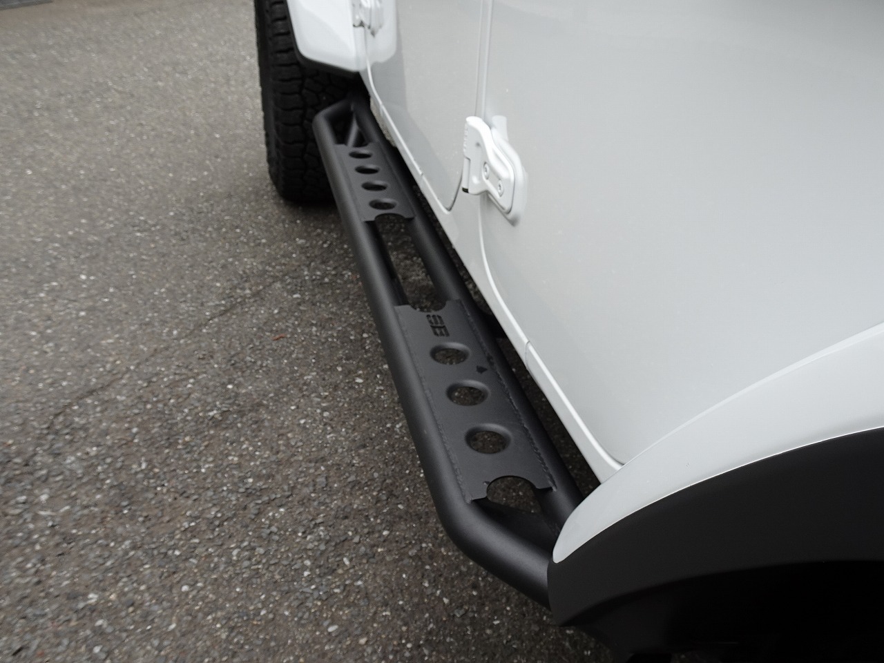 タイガーオート / Smittybilt SRCサイドアーマーステップ -JL4-